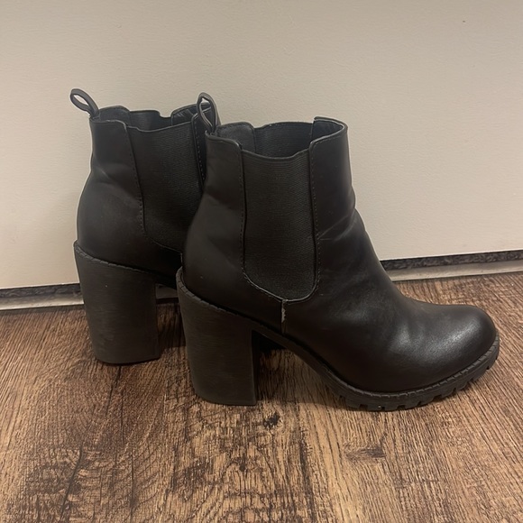 MOD ON TREND | Black pull on Bootie - Picture 3 of 3